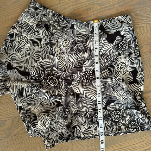 Express high waisted black cream floral shorts - size Medium NWT - Picture 3 of 7